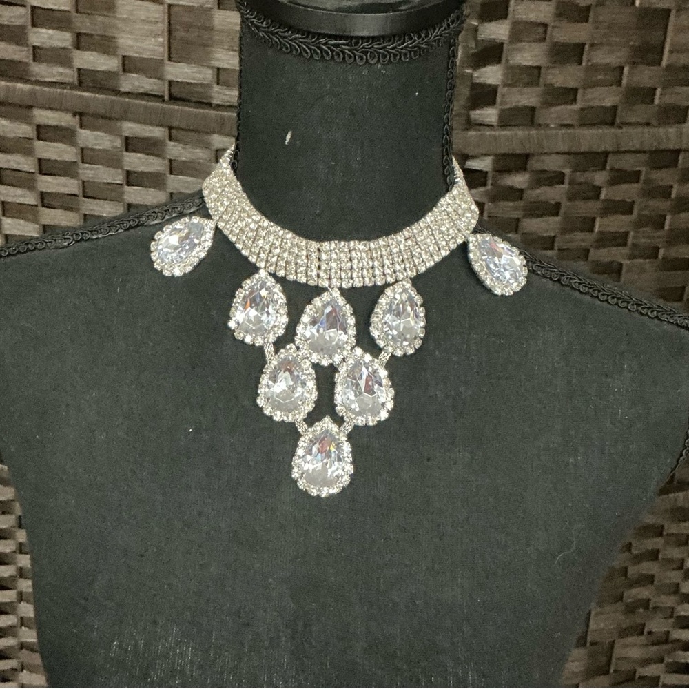 Elegant Silver Teardrop Necklace